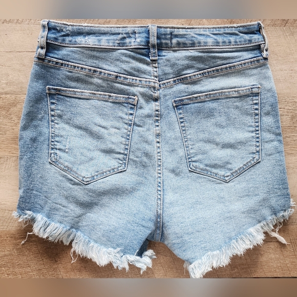 ✨️LAST CHANCE✨️ We the Free Curvy Distressed Shorts Size 29 - Picture 2 of 6